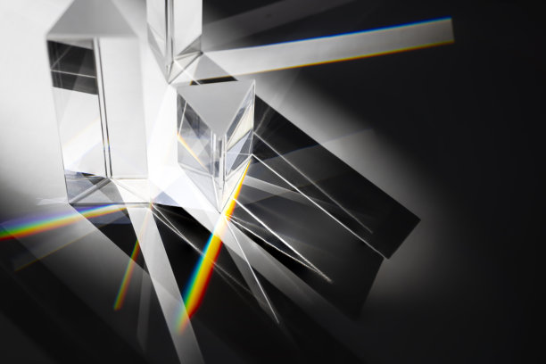在白色背景下，多三角棱镜将太阳光束分散成光谱图片下载