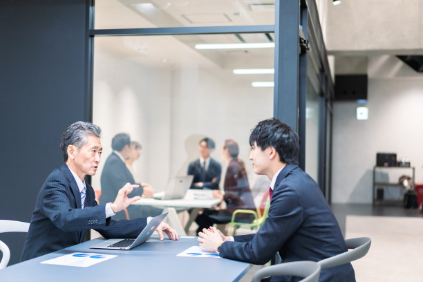 老板和下属在开会图片下载