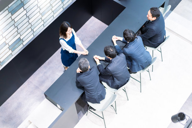 商人在办公室自助餐厅聊天图片下载