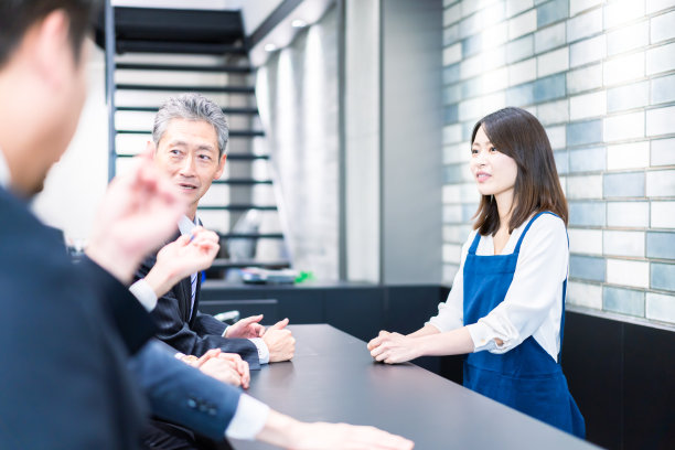 商人在办公室自助餐厅聊天图片下载