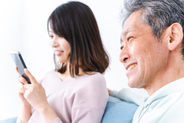 女儿和父亲在家里交谈图片下载