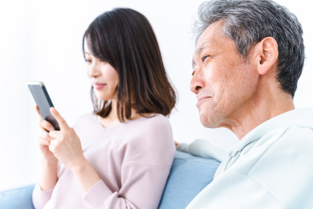 女儿和父亲在家里交谈图片下载