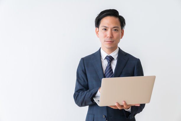 年轻商人使用笔记本电脑图片下载