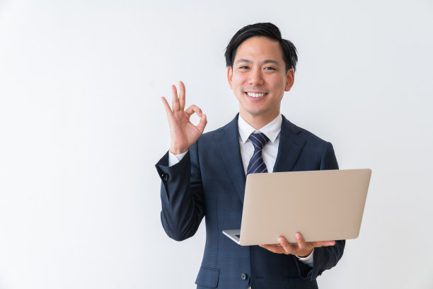 年轻商人使用笔记本电脑图片下载