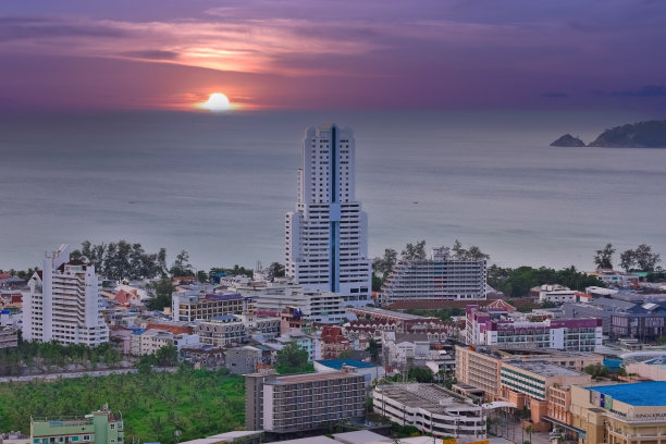 色彩鲜艳的日落，巴东海滩可爱的充满活力的橙色，粉红色和蓝色的颜色普吉岛泰国图片下载