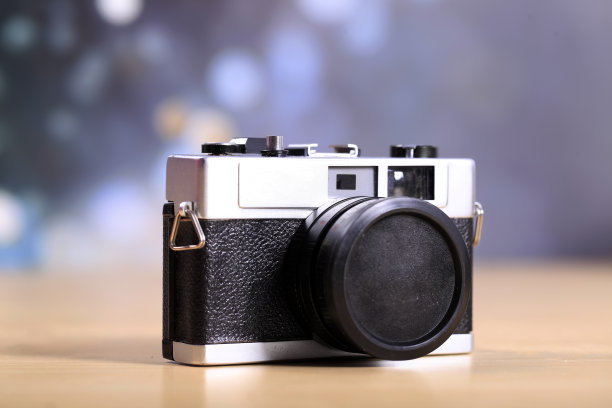 木制桌子上的复古相机图片下载