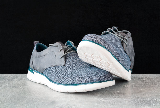 休闲男子鞋，在黑色背景大理石纹理的靴子。工作室的照片图片下载