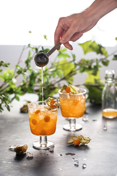 酒精食品照片吧饮料在一个花园的桌子上。图片下载