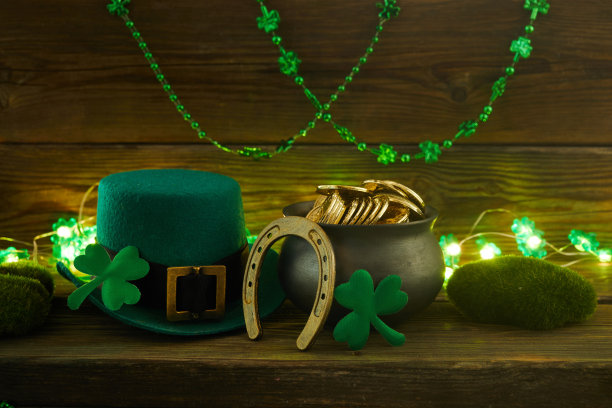 圣帕特里克节快乐的小矮妖与金币复古风格的绿色木材背景图片下载