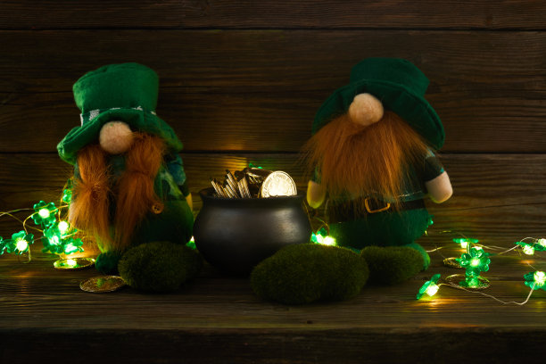 圣帕特里克节快乐的小矮妖与金币复古风格的绿色木材背景图片下载
