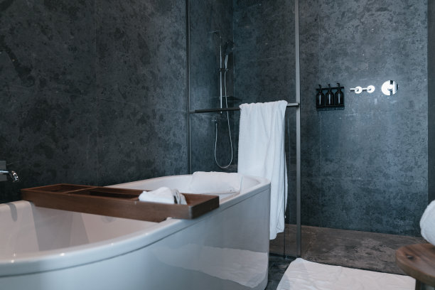 一个现代浴室的内部图片下载