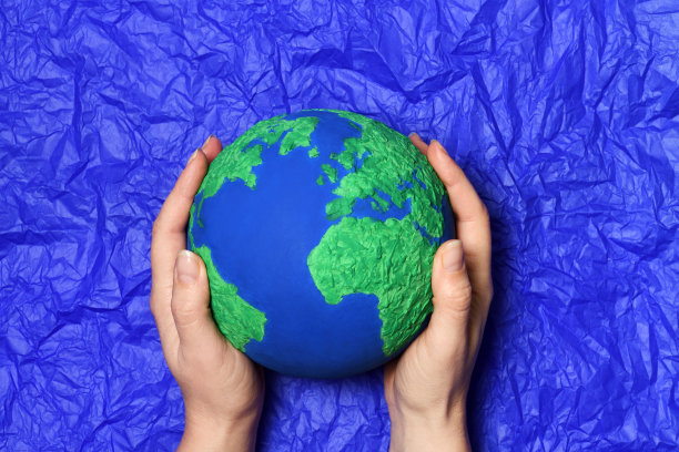 手与手工制作的地球模型图片下载