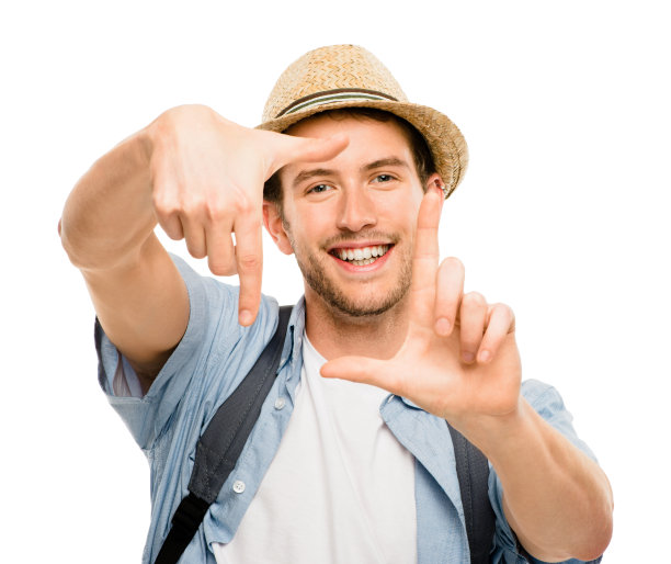 这张照片拍摄的是一个年轻人，他的脸在工作室的背景下图片下载