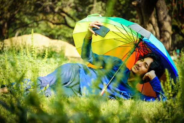 一个印度男孩在野餐的时候说着salfie图片下载