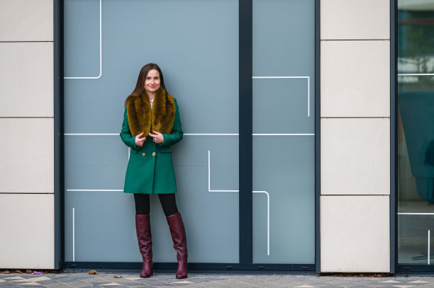 一个穿着优雅的女商人在金融区玻璃建筑的肖像图片下载