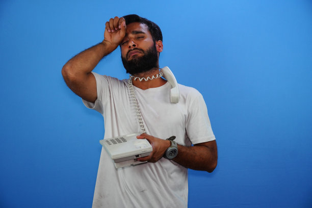 人从电话中被打扰和游荡图片下载