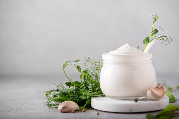 新鲜的希腊酸奶与香草和香料在玻璃罐中图片下载