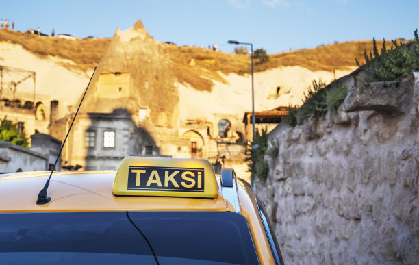 清晨驾驶室车顶黄色出租车标志图片下载