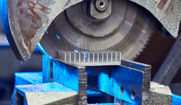 用机器切割铝坯。切削金属型材的圆型铣床。钢铁工业。图片下载