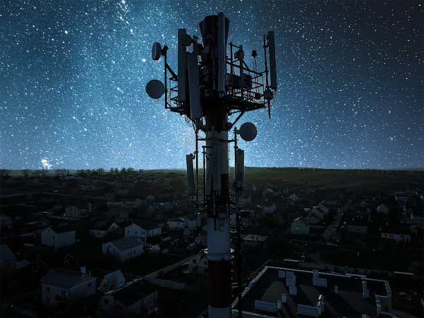 4G和5G蜂窝通信塔。基站或基站收发站。无线通信天线发射机。蓝天下的电信塔。图片下载