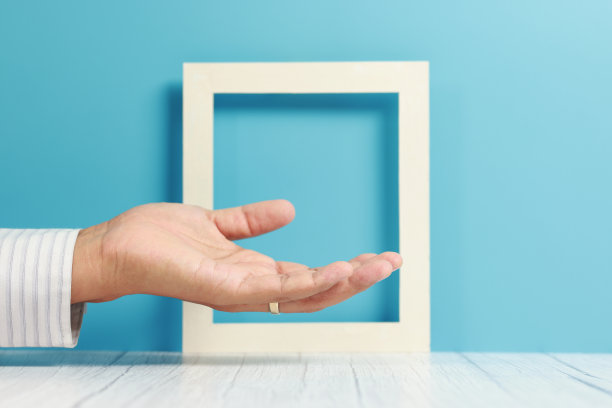 男用手用白框做展示图片下载