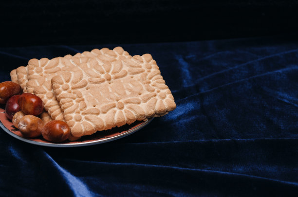 把饼干放在盘子里，光线柔和图片下载