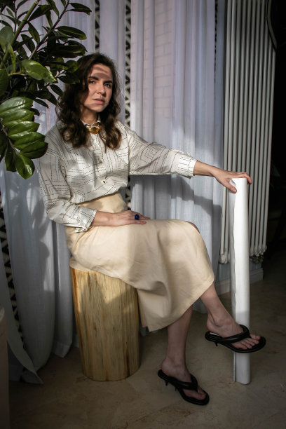 设计师手里拿着一个护身符图片下载