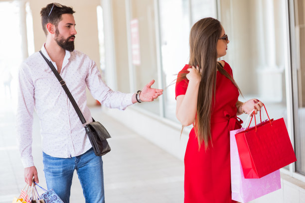 情侣在商场购物的照片图片下载