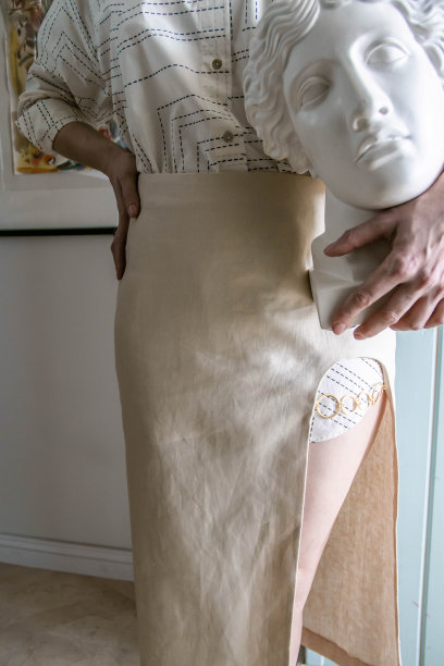 这个女孩手里拿着一个石膏头图片下载