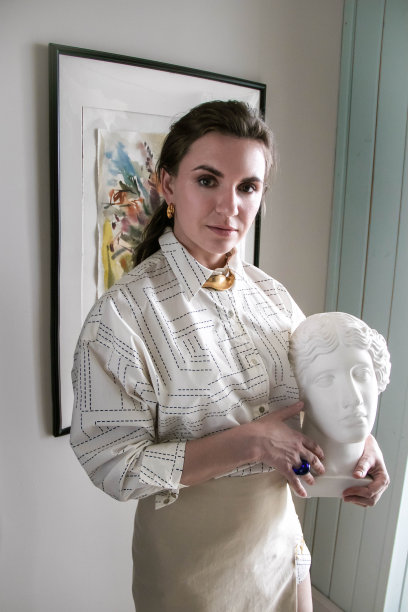 这个女孩手里拿着一个石膏头图片下载