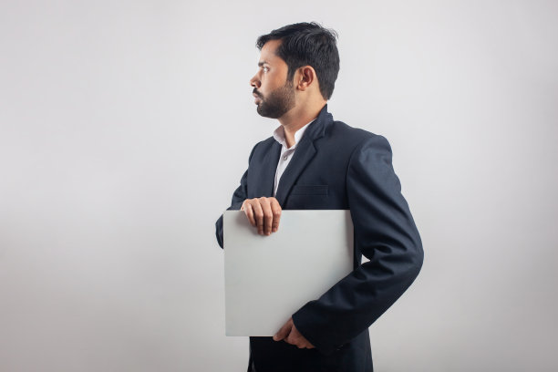 拿着白色空标语牌的印度办公室人员图片下载