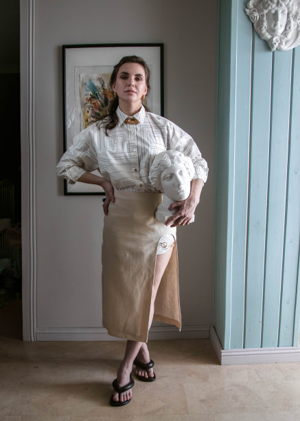 这个女孩手里拿着一个石膏头图片下载