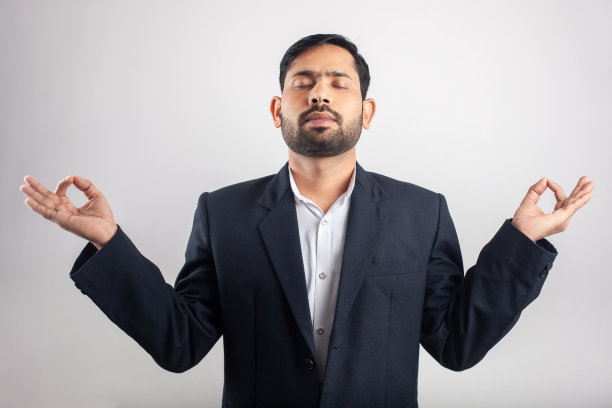 印度男子放松瑜伽冥想图片下载