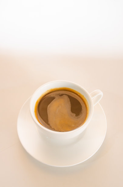 黑咖啡放在一张白色桌子上的清晨照片图片下载