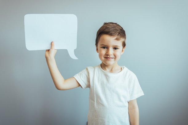 微笑的小男孩拿着演讲泡泡图片下载