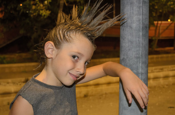 带着徽章摆姿势的朋克男孩，面带微笑。图片下载