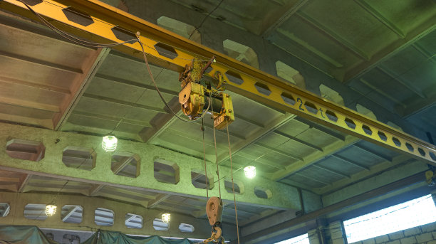 工业工程车间带钢钩的高架行车头图片下载