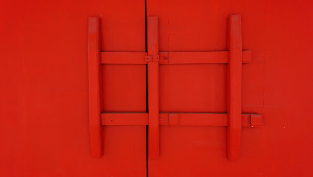 古董门锁上红色木门图片下载