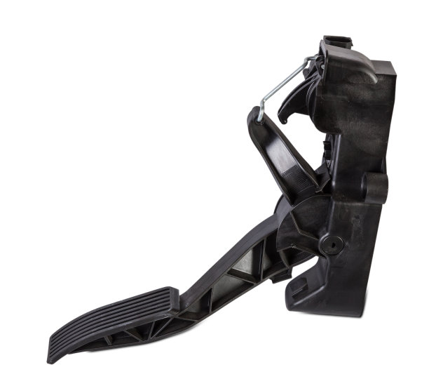 汽车服务中的一家待售照相馆里，白色孤立背景下的地板油门踏板。黑色汽车零件在车间维修时需要更换。备件垃圾场图片下载