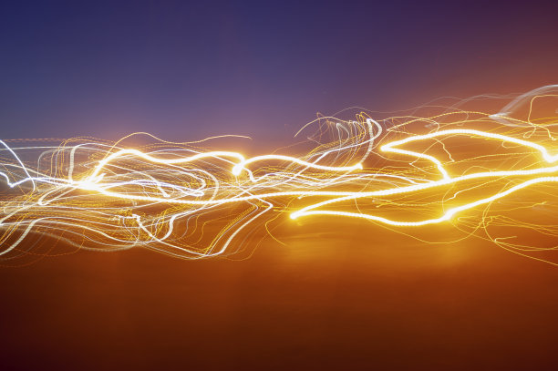 一种以光作为不均匀的波浪形线的抽象摄影图片下载