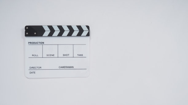 拍板或电影板用于视频制作，电影和电影行业。它是白纸背景的白色。图片下载