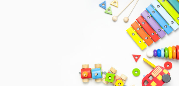 白色背景的天然木材制成的儿童玩具。多色金字塔，火车，构造器，彩虹色的木琴。环保玩具，不含塑料。玩具婴儿和幼儿平躺图片下载