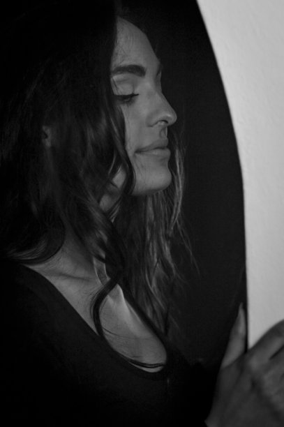 黑白肖像，一个美丽的意大利女孩，长头发，侧身向下看图片下载