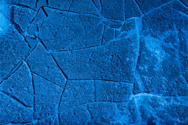 蓝色色调的冰冻冰裂纹纹理。图片下载