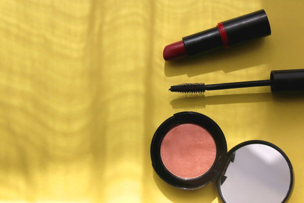 黄色背景的美容产品图片下载