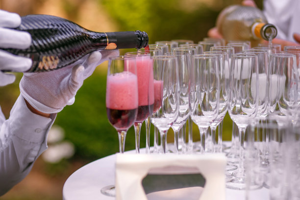 服务员为聚会倒香槟酒，为宴会倒红酒，为庆典倒香槟酒图片下载