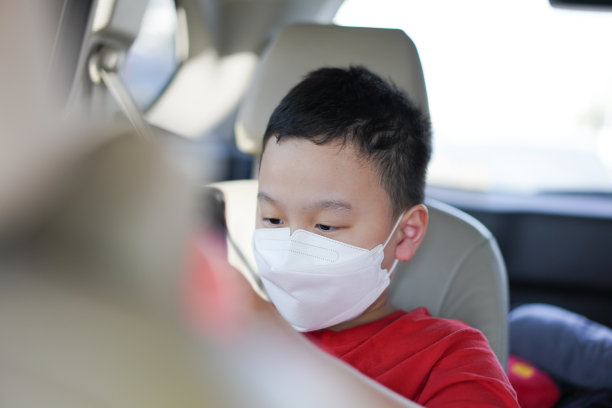 小孩开车时戴口罩图片下载
