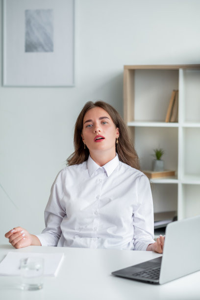 坏掉的护发素使女人精疲力尽，受热折磨图片下载