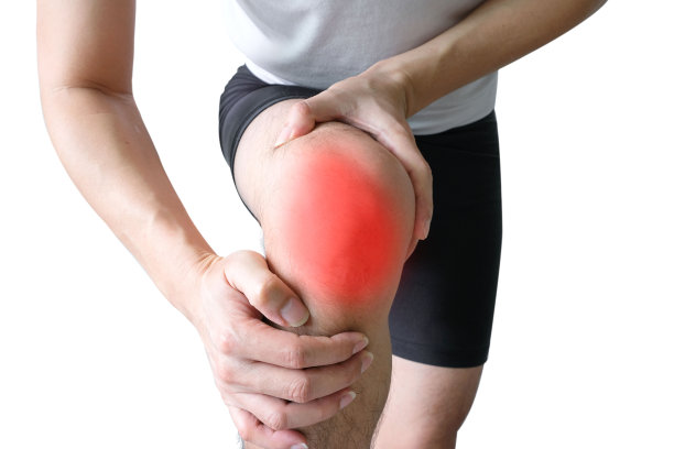 膝盖疼痛。年轻人的腿。他用他的手抓住并按摩膝盖区域。具有跟腱疼痛和膝关节肌肉疼痛缓解的养生理念图片下载