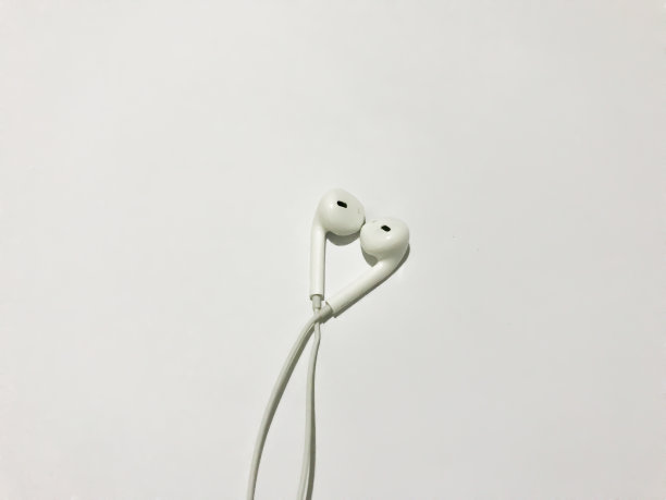 白色耳机孤立在白色背景与复制空间背景。白色现代耳机，浅灰色背景耳机。数码音乐的概念图片下载
